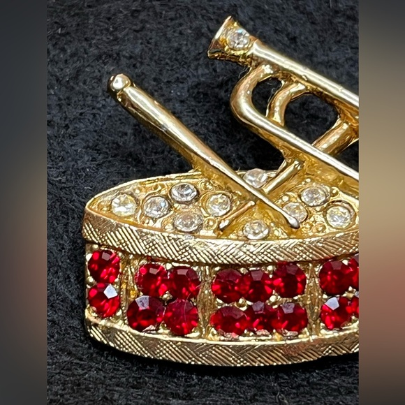 Signed ORA Vintage Musical Drum Drummer Pin Brooch Gold Tone & Rhinestone - Picture 3 of 8
